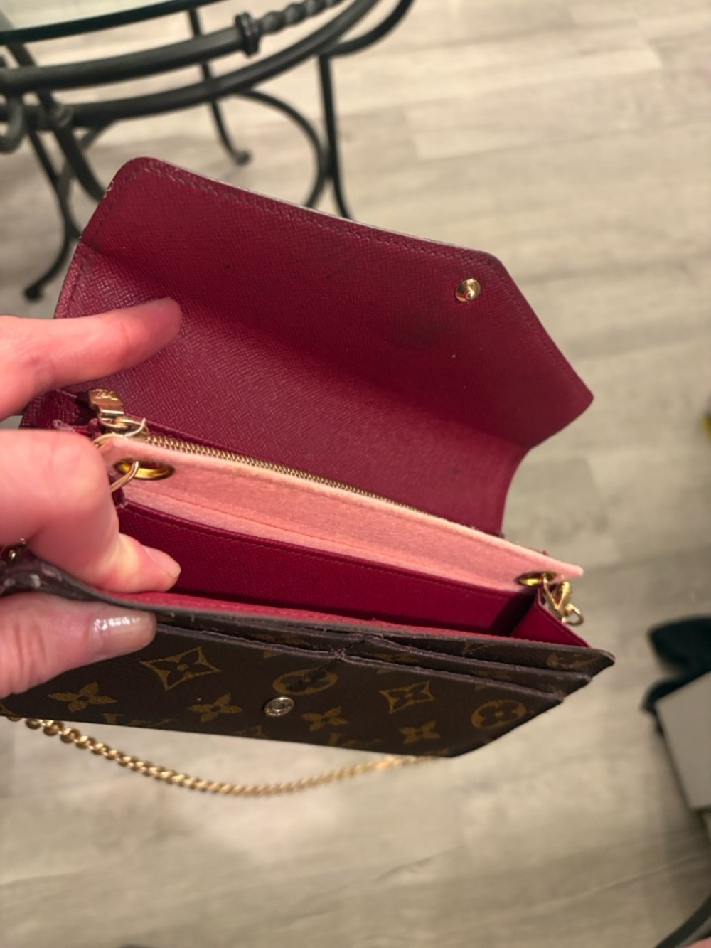 Monogram, Louis Vuitton, Sarah wallet/ crossbody with fuchsia interior - Picture 3 of 15